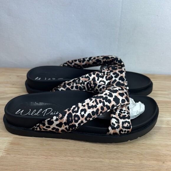 Wild Pair Beck Puffer Slide Flat Sandals Leopard Print Size 5 M- NEW - Picture 1 of 7